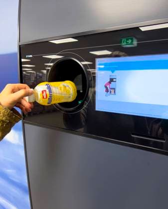 09.12.2023, Milchgetränke in Plastikflaschen müssen ab 2024 auch als Pfandflaschen deklariert werden und im Pfandautomaten abgegeben werden. Hier eine Müllermilch-Plastikflasche. Die neue Pfandregelung betrifft ab 2024 vor allem Getränke aus dem Kühlregal. Für Milch, Ayran und Milchmischgetränke mit mindestens 50% Milchanteil in Einweg-Plastikflaschen müssen Kundinnen und Kunden dann 25 Cent mehr bezahlen. 09.12.2023, Plastikflaschen-Pfand 09.12.2023, Plastikflaschen-Pfand *** 09 12 2023, Milk drinks in plastic bottles must also be declared as deposit bottles from 2024 and handed in at the deposit machine Here is a plastic bottle of Müllermilch The new deposit regulation will mainly affect drinks from the chiller cabinet from 2024 For milk