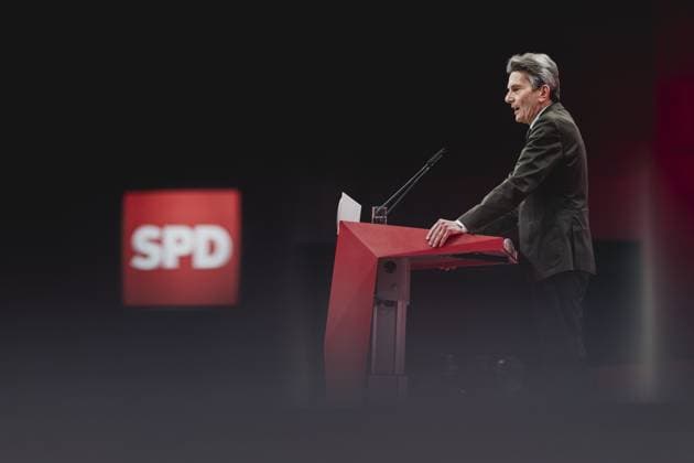 News Themen der Woche KW49 News Bilder des Tages Rolf Muetzenich, SPD Fraktionsvorsitzender, aufgenommen im Rahmen des Bundesparteitags der Sozialdemokratischen Partei Deutschland (SPD) in Berlin, 09.12.2023. Von Freitag bis Sonntag beraten die Delegierten ueber aktive Standort- und Industriepolitik, ein Jahrzehnt der Zukunftsinvestitionen und einen Deutschlandpakt Bildung. Zudem stand die Wahl der Parteivorsitzenden auf dem Programm. Berlin Deutschland *** Rolf Muetzenich, SPD parliamentary group leader, recorded at the Federal Party Conference of the Social Democratic Party of Germany SPD in Berlin, 09 12 2023 From Friday to Sunday, delegates discussed active location and industrial policy, a decade of investment in the future and a German education pact In addition, the election of pa Copyright: xFlorianxGaertnerx