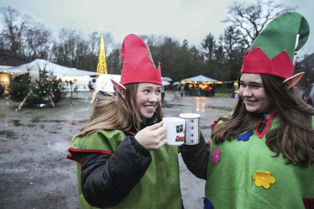 Weihnachtszauber auf dem Schützenplatz in Großenbaum *** NUR FÜR REDAKTIONELLE ZWECKE *** EDITORIAL USE ONLY ***<p>Weihnachtsmarkt Weihnachtszauber auf dem Schützenplatz in Großenbaum in Duisburg am Samstag, 9. Dezember 2023. Durch den Regen war das Drehorgelorchester und auch der Posaunenchor nicht da. Weihnachtswichtel trinken Kinderpunsch. Duisburg NRW Duisburg Copyright: STEFANxAREND *** Christmas magic on the Schützenplatz in Großenbaum FOR EDITORIAL PURPOSES ONLY EDITORIAL USE ONLY p Christmas market Christmas magic on the Schützenplatz in Großenbaum in Duisburg on Saturday, December 9, 2023 Due to the rain, the barrel organ orchestra and the trombone choir were not there Christmas elves drink childrens punch Duisburg NRW Duisb Copyright: STEFANxAREND doc7t6qedxe7he10zt7ahrt ,EDITORIAL USE ONLY