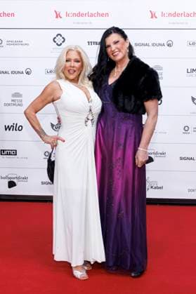Sängerin Samantha Fox und ihre Gattin Linda Olsen bei der Kinderlachen Gala 2023 in der Messe Dortmund. Dortmund, 09.12.2023 NRW Deutschland *** Singer Samantha Fox and her wife Linda Olsen at the Kinderlachen Gala 2023 at Messe Dortmund Dortmund, 09 12 2023 NRW Germany Copyright: xChristophxHardtx