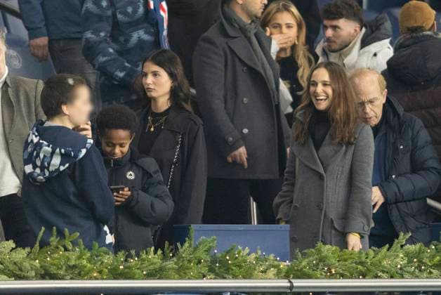 Natalie Portman besucht Fußballspiel in Paris Les cÃ lÃ britÃ s assistent au match de football PSG - Nantes (2 - 1) au Parc des Princes Ã Paris Natalie Portman son fils Aleph et son pere Avner Hershlag - Les cÃ lÃ britÃ s assistent au match de football PSG - Nantes (2 - 1) au Parc des Princes Ã Paris, le 9 dÃ cembre 2023. Cyril Moreau Bestimage Celebrities attend the PSG - Nantes (2 - 1) football match at the Parc des Princes in Paris, December 9, 2023. Paris France  Copyright: xCYRILxMOREAUx xBESTIMAGExCYRILxMOREAUx xBESTIMAGEx