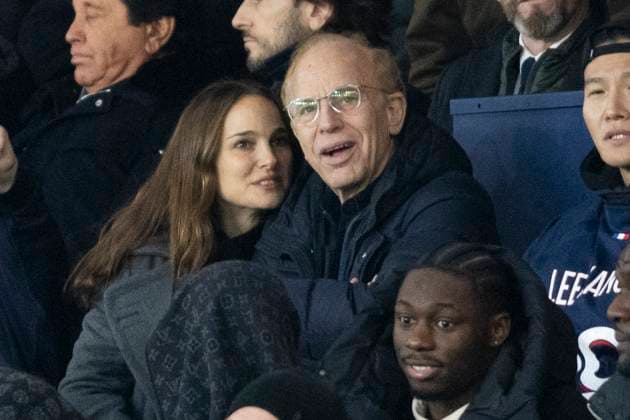 Natalie Portman besucht Fußballspiel in Paris Les cÃ lÃ britÃ s assistent au match de football PSG - Nantes (2 - 1) au Parc des Princes Ã Paris Natalie Portman et son pere Avner Hershlag - Les cÃ lÃ britÃ s assistent au match de football PSG - Nantes (2 - 1) au Parc des Princes Ã Paris, le 9 dÃ cembre 2023. Cyril Moreau Bestimage Celebrities attend the PSG - Nantes (2 - 1) football match at the Parc des Princes in Paris, December 9, 2023. Paris France  Copyright: xCYRILxMOREAUx xBESTIMAGExCYRILxMOREAUx xBESTIMAGEx