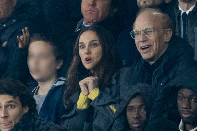 Natalie Portman besucht Fußballspiel in Paris Les cÃ lÃ britÃ s assistent au match de football PSG - Nantes (2 - 1) au Parc des Princes Ã Paris Natalie Portman son fils Aleph et son pere Avner Hershlag - Les cÃ lÃ britÃ s assistent au match de football PSG - Nantes (2 - 1) au Parc des Princes Ã Paris, le 9 dÃ cembre 2023. Cyril Moreau Bestimage Celebrities attend the PSG - Nantes (2 - 1) football match at the Parc des Princes in Paris, December 9, 2023. Paris France  Copyright: xCYRILxMOREAUx xBESTIMAGExCYRILxMOREAUx xBESTIMAGEx