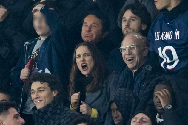 Natalie Portman besucht Fußballspiel in Paris Les cÃ lÃ britÃ s assistent au match de football PSG - Nantes (2 - 1) au Parc des Princes Ã Paris Natalie Portman son fils Aleph et son pere Avner Hershlag - Les cÃ lÃ britÃ s assistent au match de football PSG - Nantes (2 - 1) au Parc des Princes Ã Paris, le 9 dÃ cembre 2023. Cyril Moreau Bestimage Celebrities attend the PSG - Nantes (2 - 1) football match at the Parc des Princes in Paris, December 9, 2023. Paris France  Copyright: xCYRILxMOREAUx xBESTIMAGExCYRILxMOREAUx xBESTIMAGEx