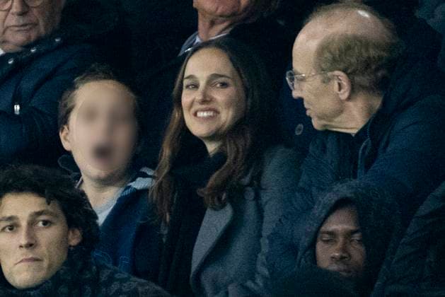 Natalie Portman besucht Fußballspiel in Paris Les cÃ lÃ britÃ s assistent au match de football PSG - Nantes (2 - 1) au Parc des Princes Ã Paris Natalie Portman son fils Aleph et son pere Avner Hershlag - Les cÃ lÃ britÃ s assistent au match de football PSG - Nantes (2 - 1) au Parc des Princes Ã Paris, le 9 dÃ cembre 2023. Cyril Moreau Bestimage Celebrities attend the PSG - Nantes (2 - 1) football match at the Parc des Princes in Paris, December 9, 2023. Paris France  Copyright: xCYRILxMOREAUx xBESTIMAGExCYRILxMOREAUx xBESTIMAGEx