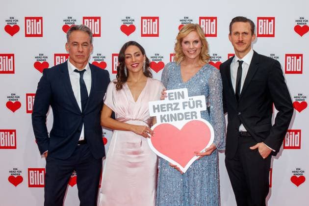 Bilder des Jahres 2023, Entertainment 12 Dezember Spendengala - Ein Herz für Kinder 2023 Marco Girnth, Amy Musul, Melanie Marschke und Johannes Hendrik Langer bei ein Ein Herz für Kinder 2023 die Spendengala im Studio Adlershof am 09.12.2023 in Berlin. *** Donation gala Ein Herz für Kinder 2023 Marco Girnth, Amy Musul, Melanie Marschke and Johannes Hendrik Langer at Ein Herz für Kinder 2023 the donation gala at Studio Adlershof on 09 12 2023 in Berlin Copyright: xEventpressxKochanx