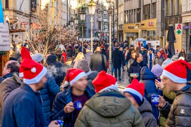 Münchner mit Nikolausmützen trinken Glühwein, Passanten beim Shopping in der Sendlinger Straße, München, Dezember 2023 Deutschland, München, 9. Dezember 2023, Sendlinger Straße, Einkaufsstraße in der Altstadt, Münchner mit Nikolausmützen trinken Glühwein, Tauwetter bei plus 5 Grad, Passanten beim Shopping, Samstagnachmittag, zweites Adventswochenende, Wetter, Wirtschaft, Weihnachtszeit, Winter, Bayern, *** Munich residents in Santa Claus hats drinking mulled wine, passers-by shopping in Sendlinger Straße, Munich, December 2023 Germany, Munich, December 9, 2023, Sendlinger Straße, shopping street in the old town, Munich residents in Santa Claus hats drinking mulled wine, thaw at plus 5 degrees, passers-by shopping, Saturday aftern