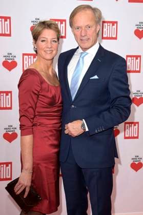 Gerhard Delling und Lebensgefährtin Christina Block bei der TV Spendengala Ein Herz für Kinder 2023 im Studio G in Adlershof. Berlin, 09.12.2023 *** Gerhard Delling and his partner Christina Block at the TV fundraising gala Ein Herz für Kinder 2023 at Studio G in Adlershof Berlin, 09 12 2023 Foto:xF.xKernx xFuturexImagex herz_3479