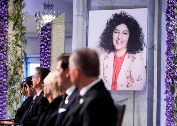 Bilder des Jahres 2023, News 12 Dezember News Themen der Woche KW49 News Bilder des Tages Nobels fredspris 2023 Oslo 20231210. Ali og Kiana (t.v.) Rahmani i Oslo Radhus under utdelingen av Nobels fredspris for 2023 i Oslo radhus sondag. Ali og Kiana tar i mot Nobels fredspris pa vegne av sin mor og ektefelle Narges Mohammadi (t.h. pa bildet) som er fengslet i Iran. Mohammadi tildeles Nobels fredspris 2023 for sin kamp mot undertrykking av kvinner i Iran og kampen for menneskerettigheter og frihet for alle. Prisen deles ut under en seremoni i Oslo radhus sondag. Foto: Javad Parsa POOL NTB Oslo Norge xaS5yvzDGeI EDITORIAL USE ONLY Ref:_POLxaS5yvzDGeI.jpg  Copyright: xJavadxParsax xPOOLx xNTBx