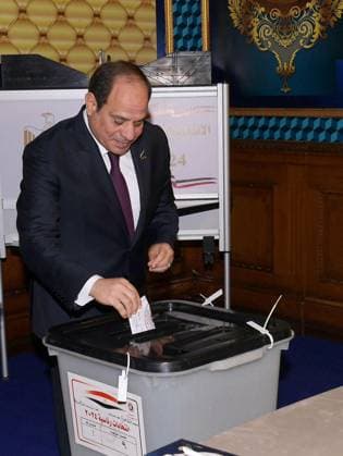News Bilder des Tages (231210) -- CAIRO, Dec. 10, 2023 -- Incumbent Egyptian President Abdel-Fattah al-Sisi casts his ballot at a polling station in Cairo, Egypt, Dec. 10, 2023. Voting for Egypt s presidential election began at 9:00 a.m. local time (0700 GMT) on Sunday in Egypt, with four candidates contesting, including incumbent President Abdel-Fattah al-Sisi. Voting spans from Dec. 10 to Dec. 12, with each day allowing 12 hours to cast ballots. Overseas Egyptian voters had previously cast their ballots from Dec. 1 to Dec. 3. (Egyptian Presidency Handout via Xinhua) EGYPT-PRESIDENTIAL ELECTION SuixXiankai 
