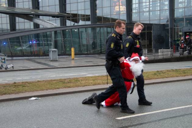 News Themen der Woche KW49 News Bilder des Tages Scientist Rebellion are taking action against private jets. Participants are arrested by Danish Police in Copenhagen on Sunday, December 10, 2023 Copenhagen Copenhagen Airport Denmark Copyright: xKristianxTuxenxLadegaardxBergx IMG_4323