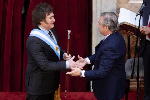 News Themen der Woche KW49 (231211) -- BUENOS AIRES, Dec. 11, 2023 -- Argentina s incoming President Javier Milei (L) receives the presidential sash and the baton of command from the outgoing head of state Alberto Fernandez in Buenos Aires, Argentina, Dec. 10, 2023. Javier Milei, a liberal politician and economist, assumed the Argentine presidency Sunday in a ceremony held at the National Congress in Buenos Aires, the country s capital. The outgoing head of state, Alberto Fernandez, placed the presidential sash and handed the baton of command to Milei, whose term will last for four years, until Dec. 10, 2027. (Photo by Xinhua) ARGENTINA-BUENOS AIRES-JAVIER MILEI-INAUGURATION MartinxZabala 