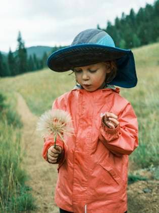 Creative Highlights Symbolbilder Girl with a weed in the mountains of Colorado United States, Colorado, Bailey CR_PALI231210D-896468-01 ,model released, Symbolfoto