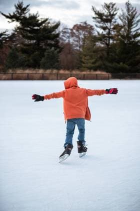 Child ice skating at outdoor skating rink St. Louis, Missouri, United States R_WEKW231208DA-1301489-01 ,model released, Symbolfoto