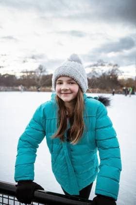 Portrait of girl at outdoor ice skating rink on winter day St. Louis, Missouri, United States R_WEKW231208DA-1301491-01 ,model released, Symbolfoto