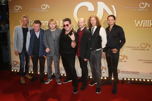 Saenger Sebastian Krumbiegel (Mi.) mit seiner Musikband Die Prinzen (GER) - ZDF Show Spendengala zugunsten der Deutschen Krebshilfe Willkommen bei Carmen Nebel aus der TUI Arena in Hannover - Fotografiert am 30.09.2017 *** Singer Sebastian Krumbiegel Mi with his music band Die Prinzen GER ZDF Show Spendengala zugunsten der Deutschen Krebshilfe Welcome to Carmen Nebel from the TUI Arena in Hanover Photographed on 30 09 2017 Pressebuero Schroedter