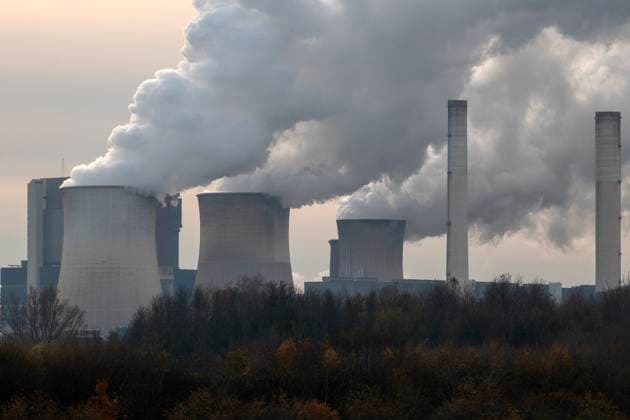 Braunkohle im Rheinischen Revier. Blick nom Nordosten auf das Braunkohle-Kraftwerk Weisweiler der RWE Power AG vom Aussichtpunkt kleiner Lindemann aus. Düren Nordrhein-Westfalen *** Lignite in the Rhenish mining area View to the north-east of RWE Power AGs Weisweiler lignite-fired power station from the small Lindemann viewpoint in Düren, North Rhine-Westphalia