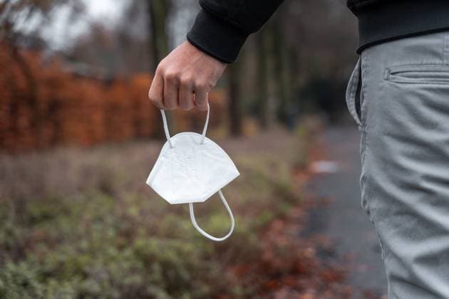 Rotterdam, Netherlands - December 5, 2023: A man holds an FFP2 mask in his hand to protect against the Covid-19 virus *** Ein Mann hält eine FFP2-Maske zum Schutz vor dem Covid-19 Virus in der Hand