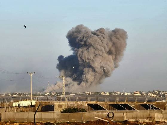 News Bilder des Tages Israeli Bombing In Khan Yunis A column of smoke above KhanYunis after an Israeli bombing on December 11, 2023 in Khan Yunis, Gaza Strip. Photo by Ramez Habboub ABACAPRESS.COM Khan Yunis Gaza Strip Palestine  Copyright: xHabboubxRamez ABACAx