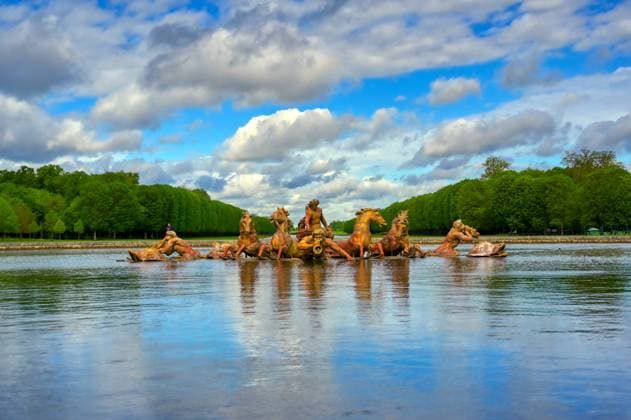 Fountain of Apollo in the garden of Versailles Palace in France Versailles, France - April 24, 2019: Fountain of Apollo in the garden of Versailles Palace on a sunny day outside of Paris, France. Copyright: xZoonar.com JamesxByardx 15077707