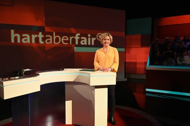 Journalistin Brigitte Büscher, seit 2001 ist sie die Zuschaueranwältin bei der ARD Polittalkshow hart aber fair, Frau Büscher nimmt dort die Zuschauermeinungen zu Themen der Sendung entgegen und präsentiert sie gegen Schluss dieser Sendung. Heute war sie zum letzten Mal in der Sendung zu sehen. *** Journalist Brigitte Büscher, since 2001 she has been the audience advocate on the ARD political talk show hart aber fair, Ms. Büscher takes the audiences opinions on the shows topics and presents them towards the end of the program Today was the last time she appeared on the show