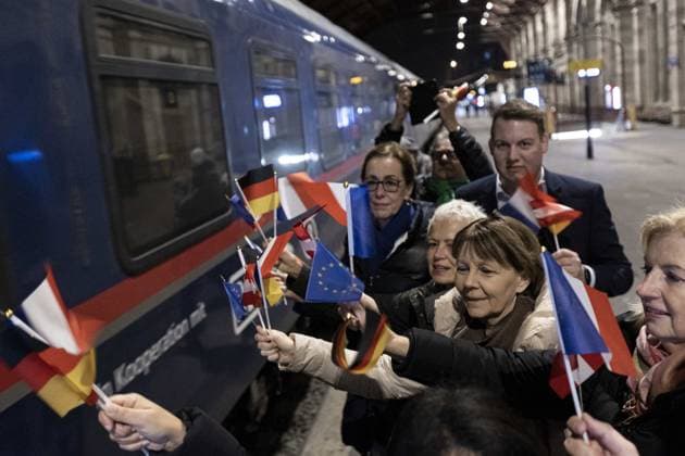 Bilder des Jahres 2023, News 12 Dezember News Themen der Woche KW50 Frankreich, Nachtzug aus Berlin nach Paris erreicht Straßburg ClÃ ment Beaune, ministre dÃ lÃ guÃ aupres du ministre de la Transition Inauguration du Nightjet Berlin-Paris Pia IMBS, EUROMETROPOLE DE STRASBOURG PrÃ sidente de l™EuromÃ tropole NEWS: Inauguration du Nightjet Berlin-Paris Ã la gare de Strasbourg. 12-12-2023 ElyxandroCegarra Panoramic 