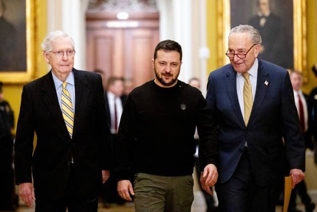 Bilder des Jahres 2023, News 12 Dezember News Themen der Woche KW50 News Bilder des Tages Senate Minority Leader Mitch McConnell, R-Ky., Ukrainian President Volodymyr Zelensky and Senate Majority Leader Chuck Schumer, D-N.Y., walk to a closed-door meeting at the U.S. Capitol in Washington, D.C. on Tuesday, December 12, 2023.  WAP2023121204 JULIAxNIKHINSON