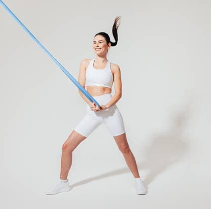 Creative Highlights Symbolbilder Full length of a slim woman in white fitness wear practicing with a resistance band in a studio Full length of a slim woman in white fitness wear practicing with a resistance band in a studio Copyright: xxx