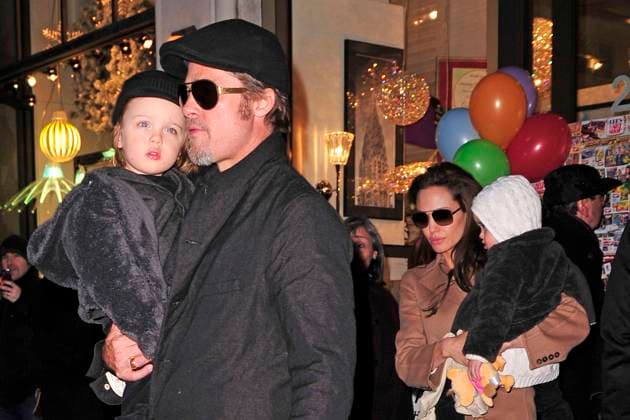 Brad Pitt and Angelina Jolie are spotted carrying twins Knox and Vivienne after visiting Lee s Art Shop in New York City 48176, NEW YORK, NEW YORK - Saturday December 4, 2010. Brad Pitt and Angelina Jolie are spotted carrying twins Knox and Vivienne after visiting Lee s Art Shop in New York City. , Credit:PacificCoastNews.com Avalon USA, New York  Copyright: xPacificCoastNews.comx xAvalonx 0524566466