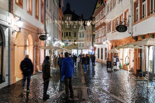 Mainzer Altstadt zum abendlichen Weihnachtsshopping; Mainz, 12.12.2023 Passanten eilen durch die Innenstadt; Mainzer Altstadt zum abendlichen Weihnachtsshopping; Shoppen; Weihnachten, Einkaufen, Konsum, Einzelhandel; Innenstadt; Geschenke; Präsente; bunte Lichter, Reflexionen; Weihnachtsstimmung; Abend Mainz Innenstadt Rheinland-Pfalz Deutschland *** Mainz old town for evening Christmas shopping Mainz, 12 12 2023 Passers-by hurry through the city center Mainz old town for evening Christmas shopping Shopping Christmas, shopping, consumption, retail downtown gifts presents colorful lights, reflections Christmas atmosphere evening Mainz city center Rhineland Palatinate Germany Copyright: xBEAUTIFULxSPORTS Hahnex