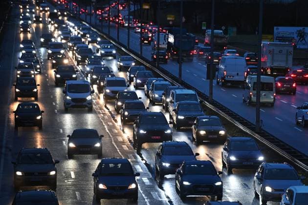 Verstopfte Hauptverkehrsstrasse,Stau,Stop and Go,Mittlerer Ring,dichter Strassenverkehr auf dem Mittleren Ring in Muenchen am 12.12.2023. *** Congested main road,traffic jam,stop and go,Mittlerer Ring,heavy traffic on the Mittlerer Ring in Munich on 12 12 2023