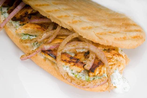  Gegrilltes Panini Sandwich mit Hähnchen und Zwiebeln in Nahaufnahme auf einem Teller *** Grilled Panini Sandwich with Chicken and Onions in Close-up at a Plate Copyright: imageBROKER/keko64 iblfpe09932375.jpg