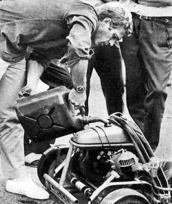 Film The Great Escape Actor Steve McQueen at the set Bavaria Germany  Copyright: xLeoxFuchsxArchivesx 3017 Steve McQueen Filling up Kart