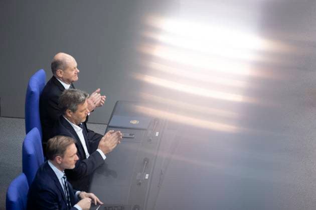 Olaf Scholz - Bundestag DEU, Deutschland, Germany, Berlin, 28.11.2023 Regierungsbank mit Christian Lindner , Bundesfinanzminister FDP, Robert Habeck , Bundesminister für Wirtschaft und Klimaschutz und Vizekanzler, Buendnis 90 Die Grünen, und Olaf Scholz , Bundeskanzler SPD während einer Debatte bei einer Sitzung außerhalb des Deutschen Bundestages über eine Erklärung an den Bundestag zur Haushaltsentscheidung im Deutschen Bundestag in Berlin, Deutschland en: Government bench with Christian Lindner , Federal Finance Minister FDP, Robert Habeck , Federal Minister for Economic Affairs and Climate Protection and Vice Chancellor, Alliance 90 The Greens, and Olaf Scholz , Federal Chancellor SPD during a debate at a session off the German pa