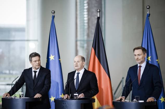 Bilder des Jahres 2023, News 12 Dezember News Themen der Woche KW50 News Bilder des Tages Robert Habeck (Buendnis 90 Die Gruenen), Bundesminister fuer Wirtschaft und Klimaschutz und Vizekanzler, Olaf Scholz (SPD), Bundeskanzler und Christian Lindner (FDP), Bundesminister der Finanzen, aufgenommen im Rahmen einer Pressekonferenz nach der Einigung ueber den Bundeshaushalt 2024 in Berlin, 13.12.2023. Berlin Deutschland *** Robert Habeck Buendnis 90 Die Gruenen , Federal Minister of Economics and Climate Protection and Vice Chancellor, Olaf Scholz SPD , Federal Chancellor and Christian Lindner FDP , Federal Minister of Finance, pictured during a press conference after the agreement on the federal budget 2024 in Berlin, 13 12 2023 Berlin Germany Copyright: xFlorianxGaertnerx