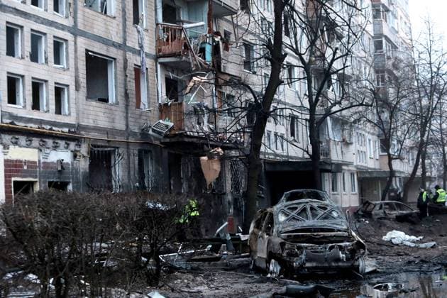 Bilder des Jahres 2023, News 12 Dezember News Themen der Woche KW50 News Bilder des Tages KYIV, UKRAINE - DECEMBER 13, 2023 - A burnt-out car is seen outside a residential building damaged by falling missile debris in the Dniprovskyi district of Kyiv, capital of Ukraine. On Wednesday night, December 13, Russian troops launched allegedly 48Í6 ballistic missiles from the S-400 missile system at the Ukrainian capital. All 10 projectiles were intercepted by Ukrainian air defence systems. As reported, 53 people sustained injuries. Twenty people, including two children, were admitted to hospital. Russian ballistic missile attack on Kyiv  Copyright: xHennadiixMinchenkox