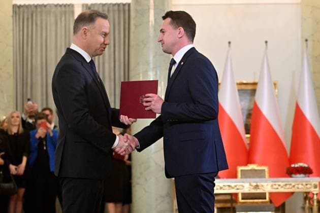 RECORD DATE NOT STATED 13.12.2023 WARSZAWA ZAPRZYSIEZENIE RZADU DONALDA TUSKA NOWY RZAD UROCZYSTOSC ZAPRZYSIEZENIA W PALACU PREZYDENCKIM N Z ADAM SZLAPKA ANDRZEJ DUDA FOT DAMIAN BURZYKOWSKI NEWSPIX.PL 13 12 2023 WARSAW OATH OF THE GOVERNMENT OF PRIME MINISTER DONALD TUSK NEW GOVERNMENT IN POLAND AT THE PRESIDENTIAL PALACE --- Newspix.pl  DB131223_050