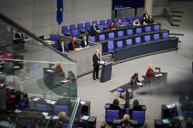 News Themen der Woche KW50 News Bilder des Tages Berlin, Regierungserklärung von Olaf Scholz im Bundestag Bundeskanzler Olaf Scholz (SPD) gibt eine Regierungserklärung zum Europäischen Rat während der Sitzung des Deutschen Bundestags am 13.12.2023 in Berlin. Berlin Bundestag Berlin Deutschland *** Berlin, Government statement by Olaf Scholz in the Bundestag Federal Chancellor Olaf Scholz SPD gives a government statement on the European Council during the session of the German Bundestag on 13 12 2023 in Berlin Berlin Bundestag Berlin Germany