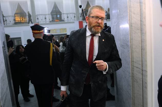 Far-right lawmaker extinguishes Hanukkah candles in Polish parliament Warszawa 12.12.2023. Sejm, posiedzenie. Uroczystosc zapalenia swiec chanukowych organizowana przez Chabad Lubawicz. Uroczystosc zaklocil posel Grzegorz Braun (Konfederacja) dokonujac zgaszenia swiec za pomoca gasnicy przeciwpozarowej.,Image: 829085507, License: Rights-managed, Restrictions: , Model Release: no, Credit line: Adam Chelstowski Forum Grzegorz Braun, member of far-right political alliance Confederation, used a fire extinguisher to disrupt the candle lighting ceremony, in Warsaw, Poland December 12, 2023. 829085507  0829085507