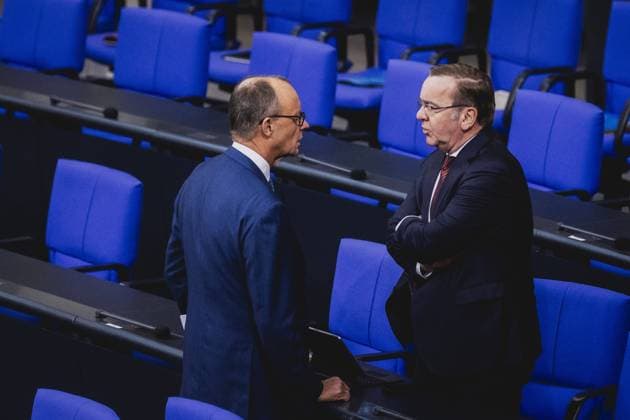 (L-R) Friedrich Merz, CDU-Parteivorsitzender, und Boris Pistorius (SPD), Bundesminister der Verteidigung, aufgenommen im Rahmen einer Sitzung des Deutschen Bundestages in Berlin, 13.12.2023. Berlin Deutschland *** L R Friedrich Merz, CDU party chairman, and Boris Pistorius SPD , Federal Minister of Defense, taken during a session of the German Bundestag in Berlin, 13 12 2023 Berlin Germany Copyright: xFlorianxGaertnerx
