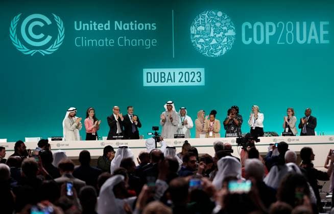 Bilder des Jahres 2023, News 12 Dezember News Themen der Woche KW50 News Bilder des Tages (231213) -- DUBAI, Dec. 13, 2023 -- Attendees applaud after announcement of UAE consensus during a closing plenary of COP28, or the 28th session of the Conference of the Parties to the UN Framework Convention on Climate Change, in Dubai, the United Arab Emirates(UAE), Dec. 13, 2023. COP28 President Sultan Ahmed Al Jaber announced on Wednesday that parties to the UN climate summit have reached a final consensus on a historic climate deal. TO GO WITH COP28 delivers historic consensus to accelerate global climate action: president ) UAE-DUBAI-COP28-UAE CONSENSUS WangxDongzhen 