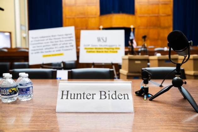 News Bilder des Tages Hunter Biden Dec 13 UNITED STATES - DECEMBER 13: A nameplate for Hunter Biden, the son of President Joe Biden, appears in the House Oversight and Accountability Committee hearing room after member of the committee demanded testify at a closed-door deposition, on Wednesday, December 13, 2023. (Tom Williams CQ Roll Call) Washington DC United States EDITORIAL USE ONLY Copyright: x2023xCQ-RollxCall,xInc.x TomxWilliamsx rollcallpix156380