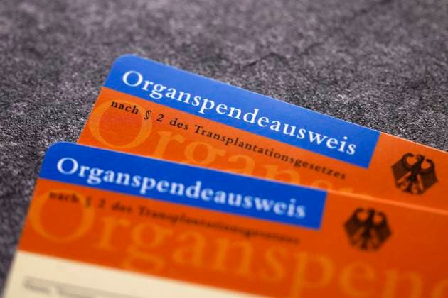 Ein Organspendeausweis nach Paragraph 2 des Transplantationsgesetzes. Angesichts der geringen Zahl an Organspendern in Deutschland haben zwei Forscher nun vorgeschlagen, mit einer Lotterie mehr Menschen dazu bewegt werden, sich als Organspender registrieren zu lassen. (Themenbild, Symbolbild) Köln, 13.12.2023 NRW Deutschland *** An organ donor card in accordance with paragraph 2 of the Transplantation Act In view of the low number of organ donors in Germany, two researchers have now suggested using a lottery to encourage more people to register as organ donors Topic image, symbolic image Cologne, 13 12 2023 NRW Germany Copyright: xChristophxHardtx