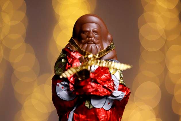 Ein Schoko-Weihnachtsmann der Chocoladefabriken Lindt & Sprüngli AG. Ernteausfälle bei Kakao in Westafrika führen zu Weihnachten hierzulande zu steigenden Schokoladenpreisen. (Themenbild, Symbolbild) Köln, 13.12.2023 NRW Deutschland *** A chocolate Santa Claus from Chocoladefabriken Lindt Sprüngli AG Cocoa crop failures in West Africa lead to rising chocolate prices in Germany at Christmas Theme picture, symbolic image Cologne, 13 12 2023 NRW Germany Copyright: xChristophxHardtx