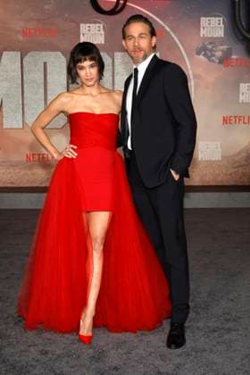 Bilder des Jahres 2023, Entertainment 12 Dezember Entertainment Themen der Woche KW50 Entertainment Bilder des Tages HOLLYWOOD, CA - DECEMBER 13: Sofia Boutella and Charlie Hunnam at the LA Premiere of Rebel Moon - Part One: A Child of Fire on December 13, 2023 at the TCL Chinese Theatre in Hollywood California. Copyright: xFayexSadoux