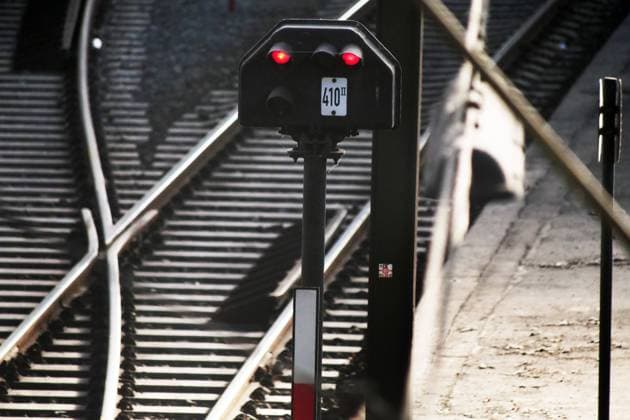 Einblicke bei einer Bahnfahrt mit Start im Hbf Hamburg nach Goettingen im ICE. Zugreise in Deutschland mit der Bahn. *** Insights from a train journey starting at Hamburg main station to Goettingen on an ICE train journey in Germany by train
