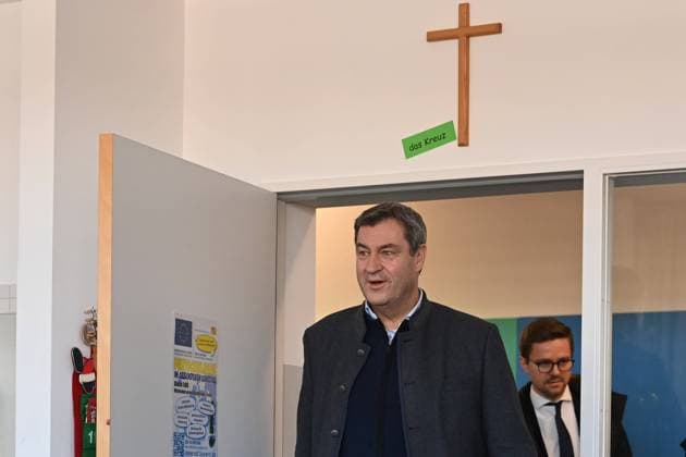 Das Bundesverwaltungsgericht verhandelt am heutigen 14.12.2023 ueber eine Klage gegen Markus Soeders Kreuzerlass . Der Bund fuer Geistesfreiheit sieht die staatliche Neutralitaetspflicht verletzt. Der Streit um ein Symbol der umstrittenen Leitkultur geht weiter. ARCHIVFOTO: Ankunft Markus SOEDER (Ministerpraesident Bayern und CSU Vorsitzender) -uber ihm haengt ein Kreuz,Kruzifix. Ministerpraesident Dr. Markus Soeder und Kultusministerin Anna Stolz besuchen eine Tablet-Klasse der Mittelschule an der Elisabeth-Kohn-Straa¤e in Muenchen am 07.12.2023 *** The Federal Administrative Court is hearing a lawsuit today, 14 12 2023, against Markus Soeders cross decree The Association for Freedom of Thought sees the states duty of neutrality viol
