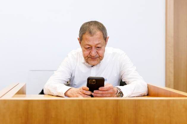 Bilder des Jahres 2023, Entertainment 12 Dezember Entertainment Themen der Woche KW50 Schriftsteller Akif Pirincci vor dem Amtsgericht Bonn. Der Autor von Katzen-Krimis wie Felidae muss sich wegen angeblicher Volksverhetzung verantworten. Hintergrund ist ein auf seinem Internetblog (der kleine akif) veröffentlichter Text, in dem er sich strafrechtlich relevant gegenüber Zuwanderern geäußert haben soll. Bonn, 13.12.2023 NRW Deutschland *** Author Akif Pirincci before Bonn District Court The author of cat crime novels such as Felidae has to answer for alleged incitement of the people The background to this is a text published on his internet blog der kleine akif in which he is alleged to have made criminally relevant comments about immigrants Bonn, 13 12 2023 NRW Germany Copyright: xChristophxHardtx