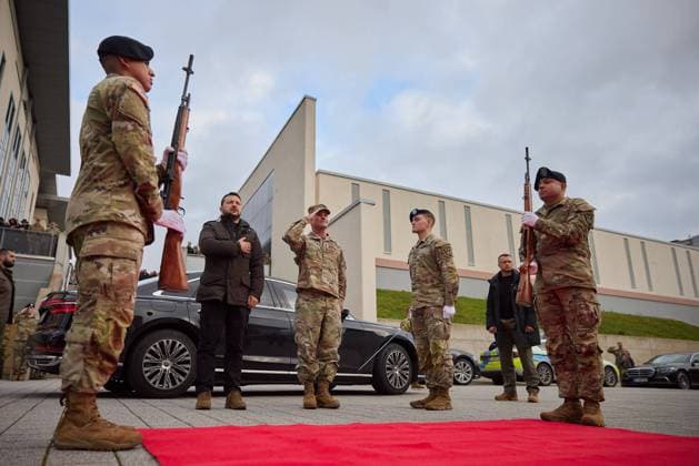 Bilder des Jahres 2023, News 12 Dezember News Themen der Woche KW50 December 14, 2023, Wiesbaden, Wiesbaden, Germany: President of Ukraine VOLODYMYR ZELENSKYY visits a U.S. military base hosting the headquarters of the U.S. Army Command in Europe and Africa in Wiesbaden. Wiesbaden Germany - ZUMA 20231214_int_z03_035 Copyright: xUkrainexPresidencyx