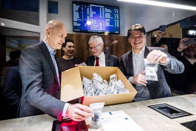 Bilder des Jahres 2023, News 12 Dezember News Themen der Woche KW50 News Bilder des Tages BREDA - Outgoing Minister Ernst Kuipers with mayors of Tilburg Theo Weterings and Paul Depla of Breda scan a box with regulated cannabis in coffee shop De Baron. This marks the start of the closed coffee shop chain experiment. ANP ROB ENGELAAR netherlands out - belgium out  Copyright: xx x486334644x originalFilename: 486334644.jpg